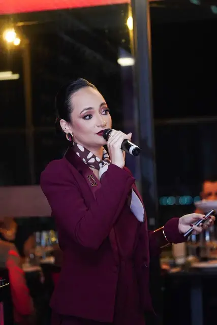 Paloma Rodrigues conduzindo o último encontro